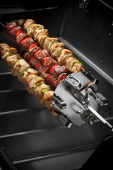 Weber brochetas en parrilla rotisserie cocinando kebabs uniformes