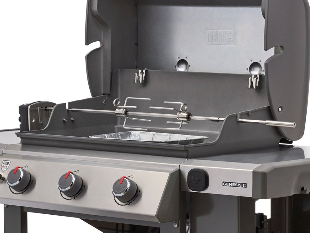 Weber pollo entero en espeto dorado y jugoso listo para servir
