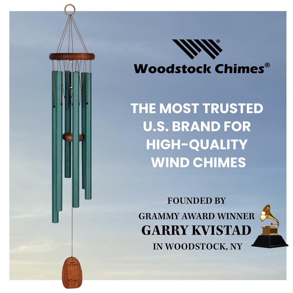 Woodstock Chimes instalado en jardín, mejora decoración y ambiente sonoro exterior