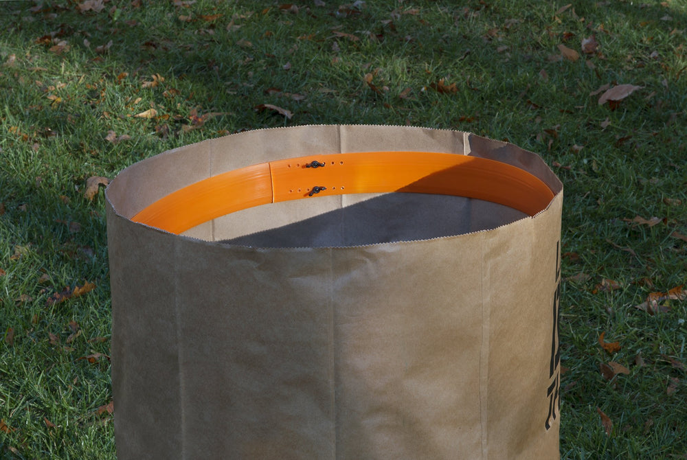 WORX soporte con bolsa de papel abierto y manos operando
