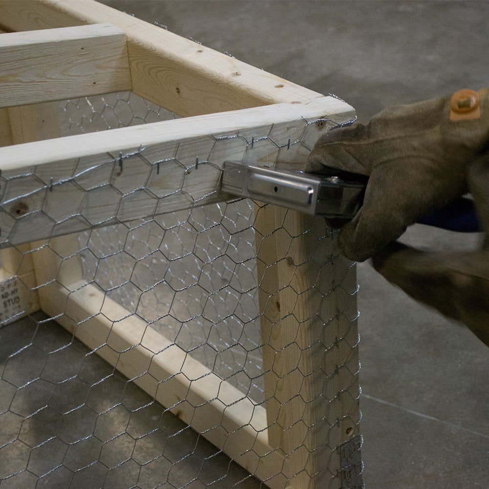 YARDGARD rollo en mano para comparar escala, fácil manejo e instalación
