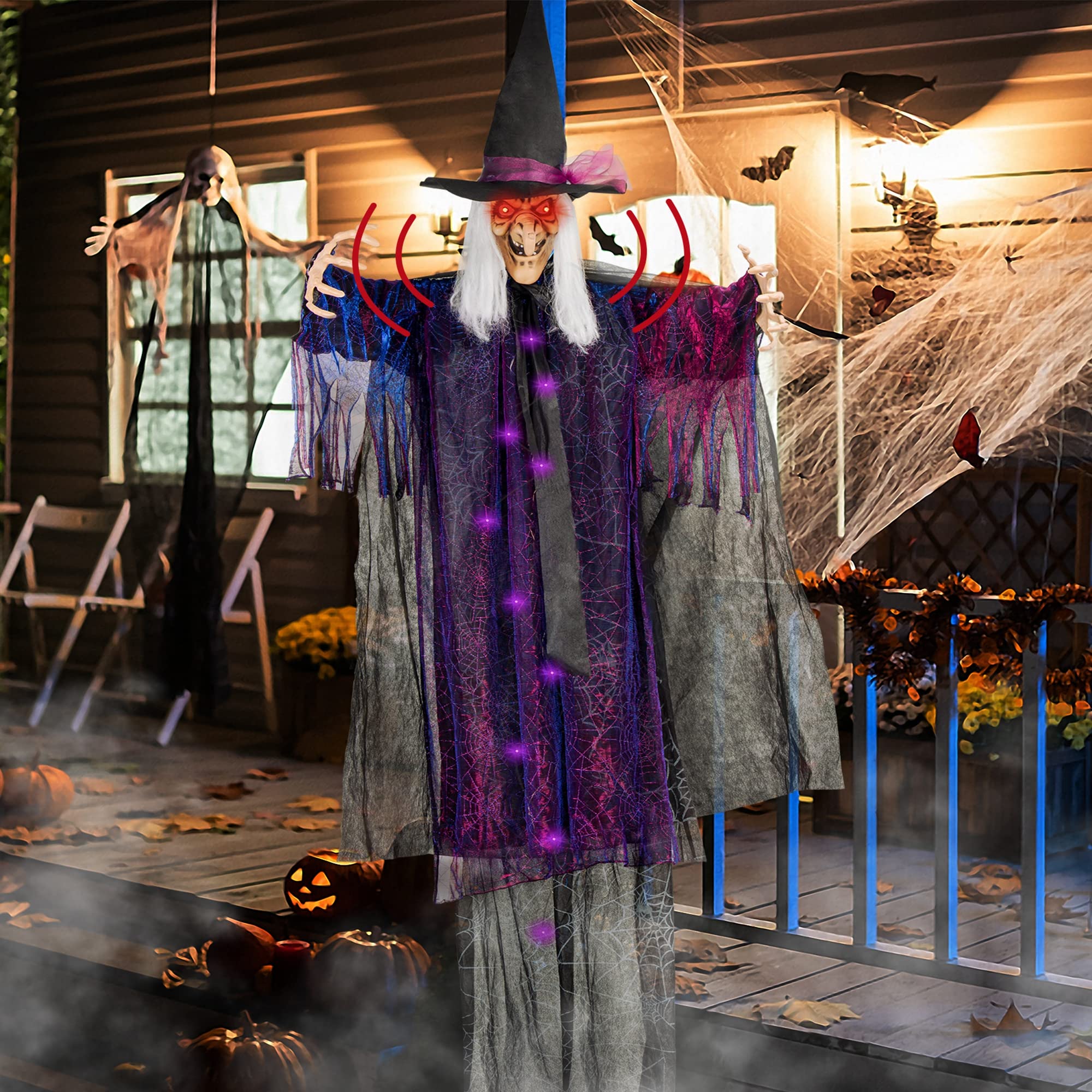 yosager bruja colgada en porche creando ambiente terrorífico de Halloween