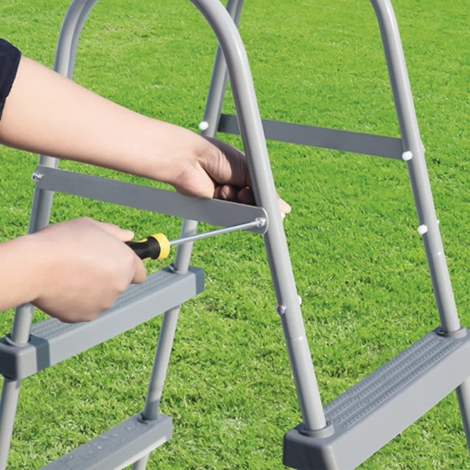 YUEWO escalera junto a una cinta métrica para comparar altura